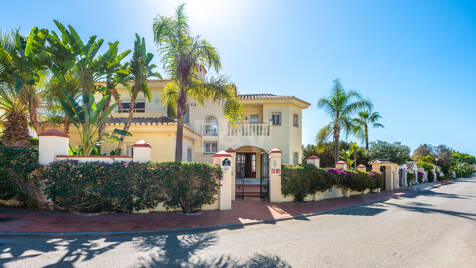 Medelhavet Villa med mogen trädgård och pool i Marbesa