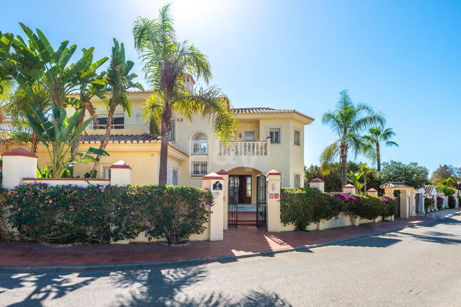 Mediterranean Villa with Mature Garden and Pool in Marbesa