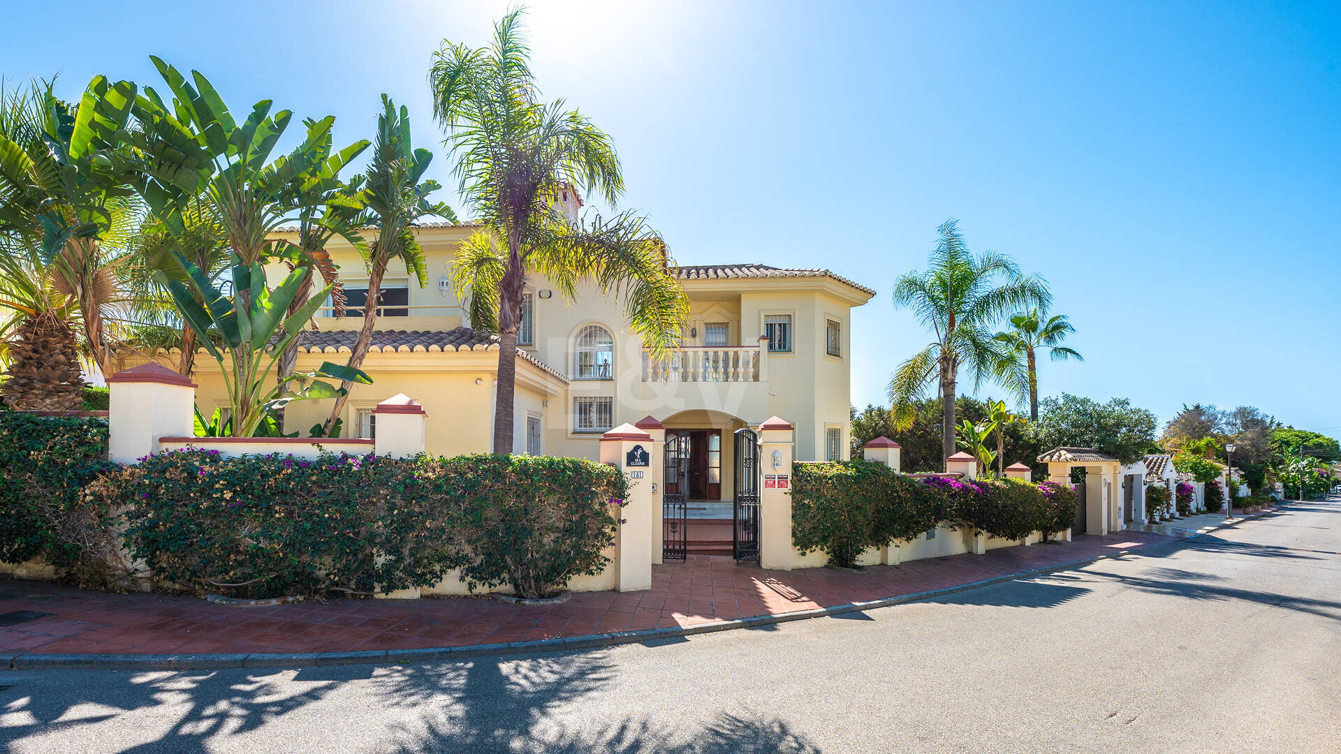 Mediterranean Villa with Mature Garden and Pool in Marbesa