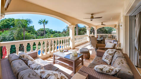 Mediterrane Villa mit üppigem Garten und Pool in Marbesa