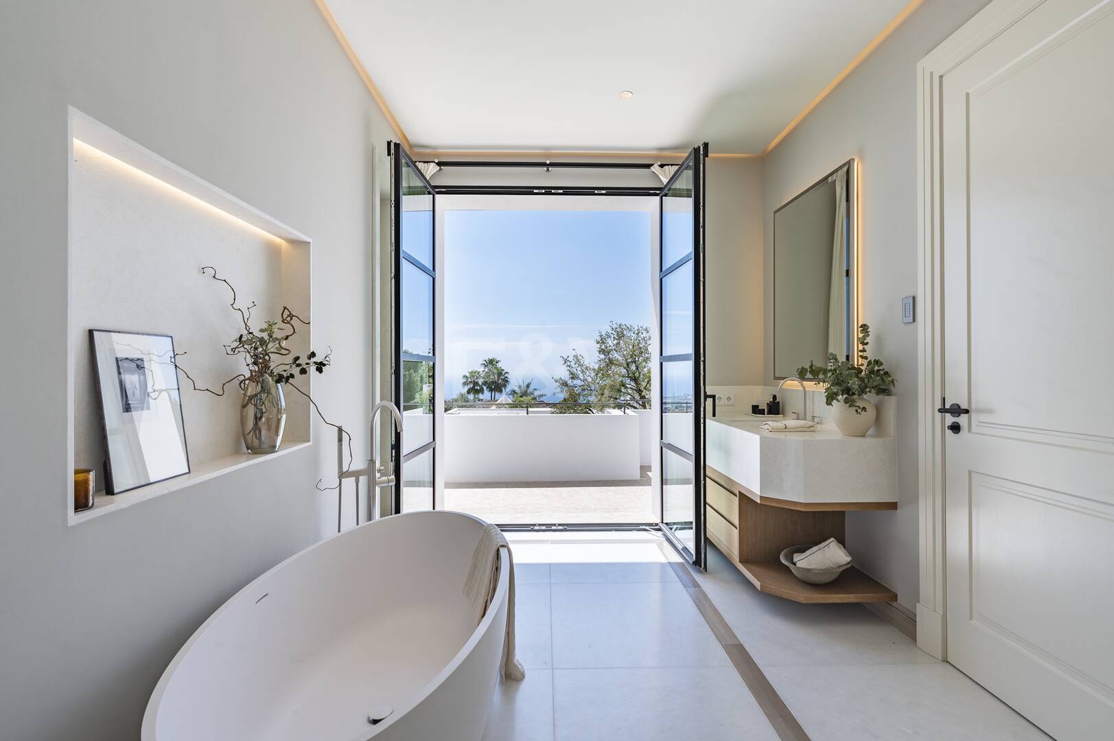 Cascada de Camojan: Modern Classic Jewel with Sea Views