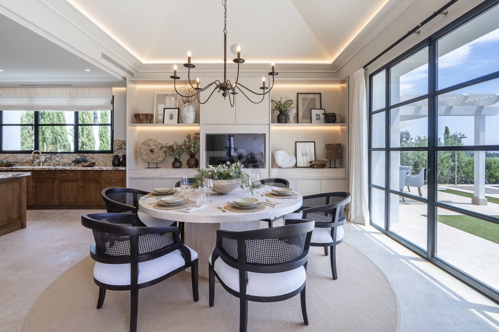 Cascada de Camojan: Modern Classic Jewel with Sea Views