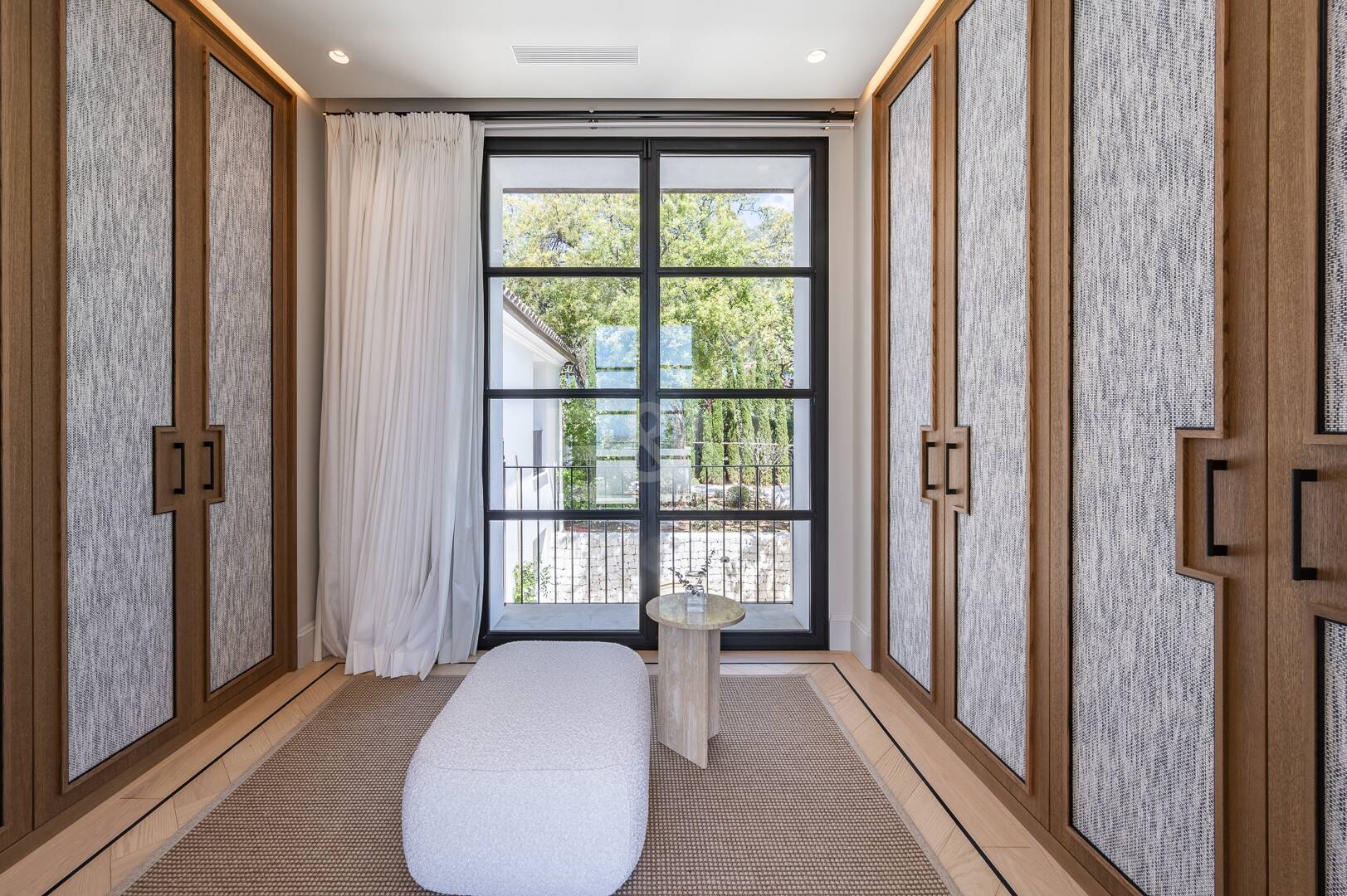 Cascada de Camojan: Modern Classic Jewel with Sea Views