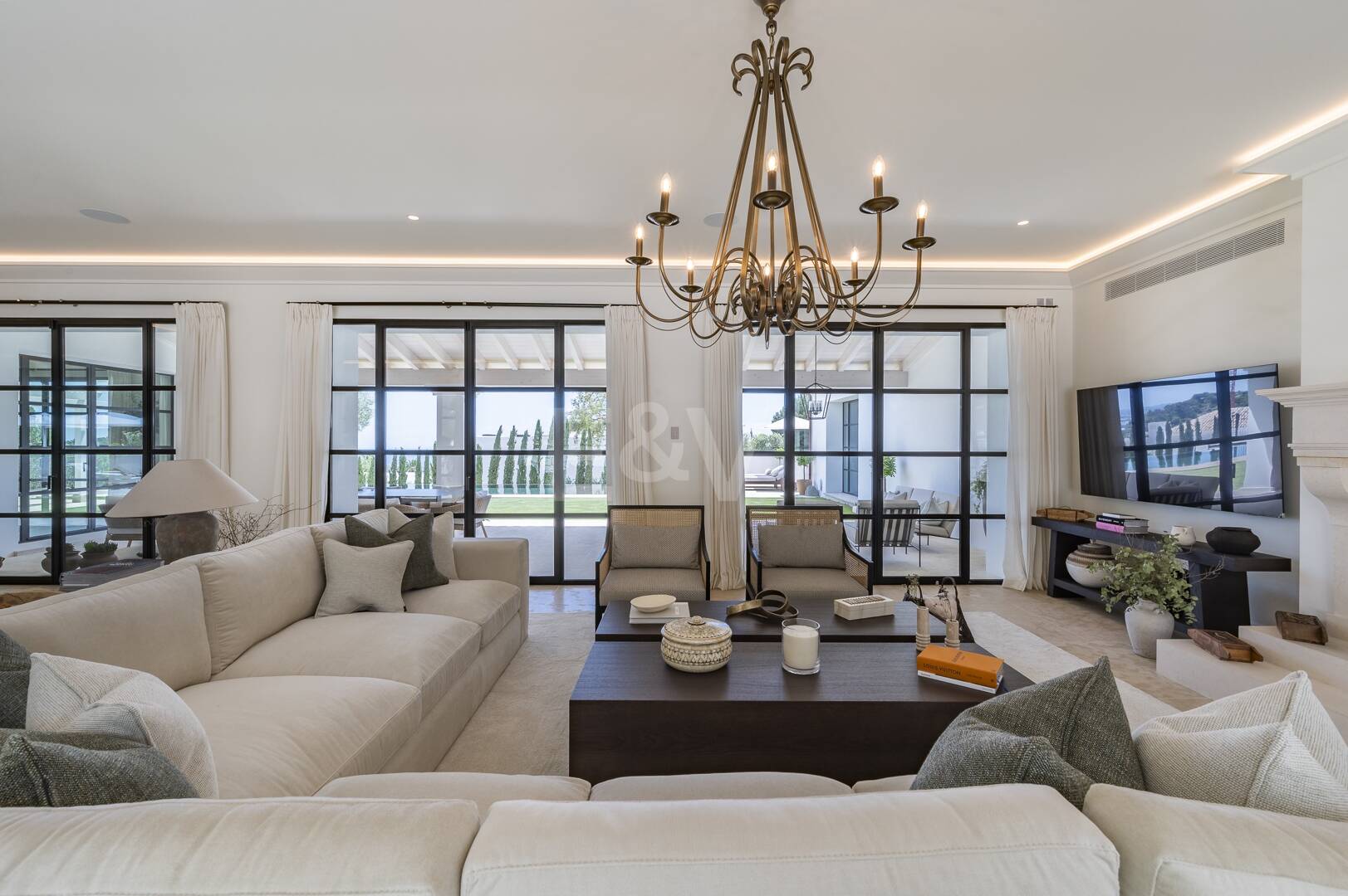 Cascada de Camojan: Modern Classic Jewel with Sea Views