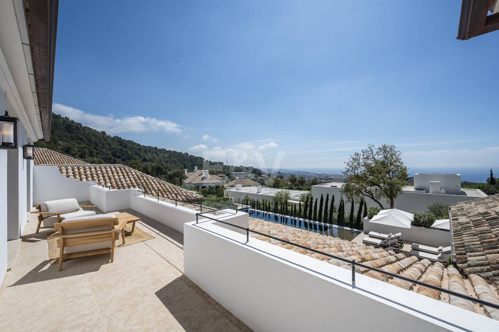 Cascada de Camojan: Modern Classic Jewel with Sea Views