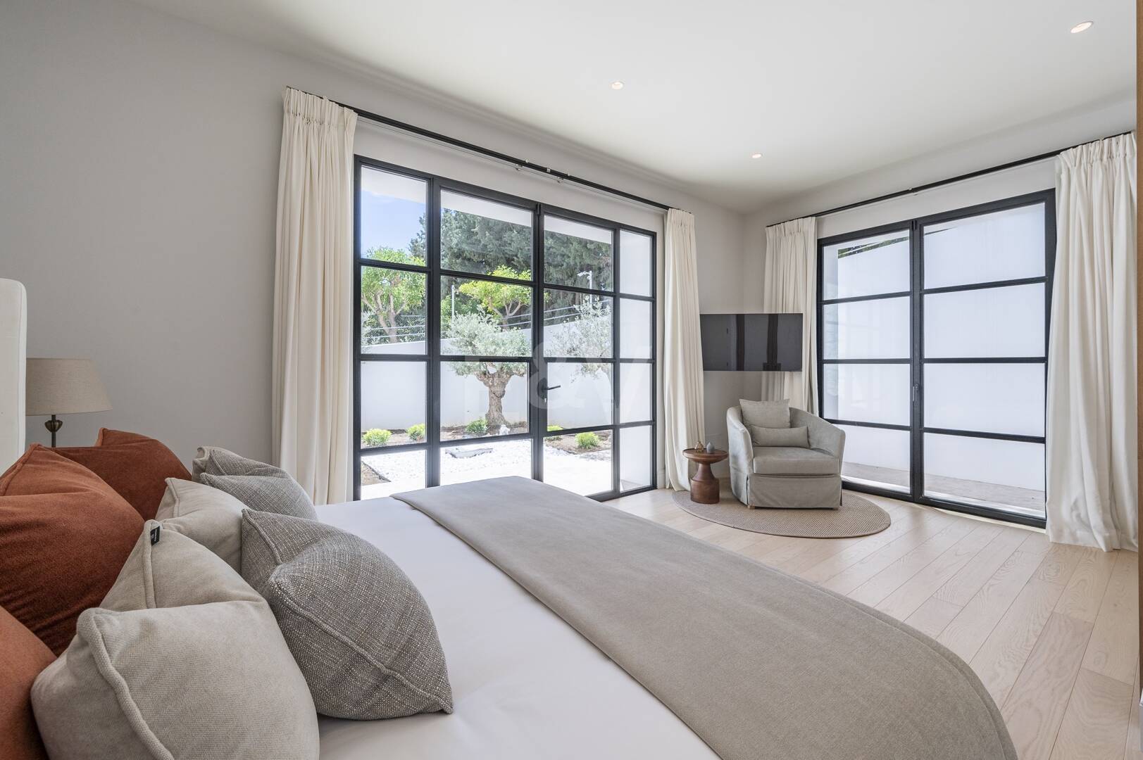 Cascada de Camojan: Modern Classic Jewel with Sea Views