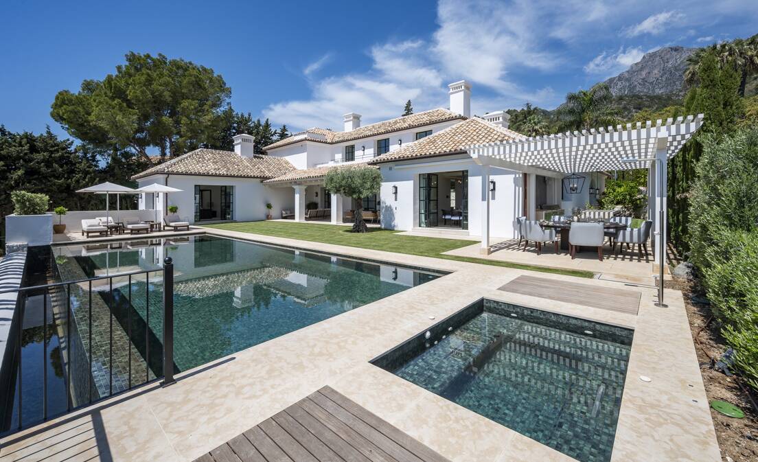 Cascada de Camojan: Modern Classic Jewel with Sea Views
