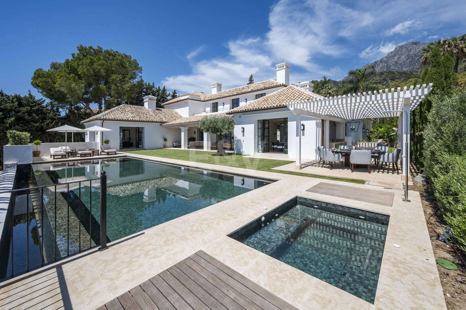 Cascada de Camojan: Modern Classic Jewel with Sea Views