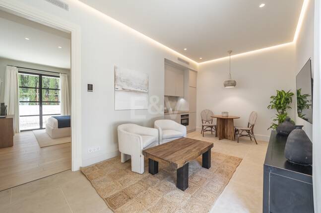 Cascada de Camoján: Modernes klassisches Juwel mit Meerblick