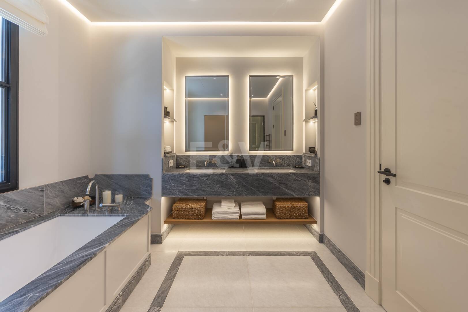 Cascada de Camojan: Modern Classic Jewel with Sea Views