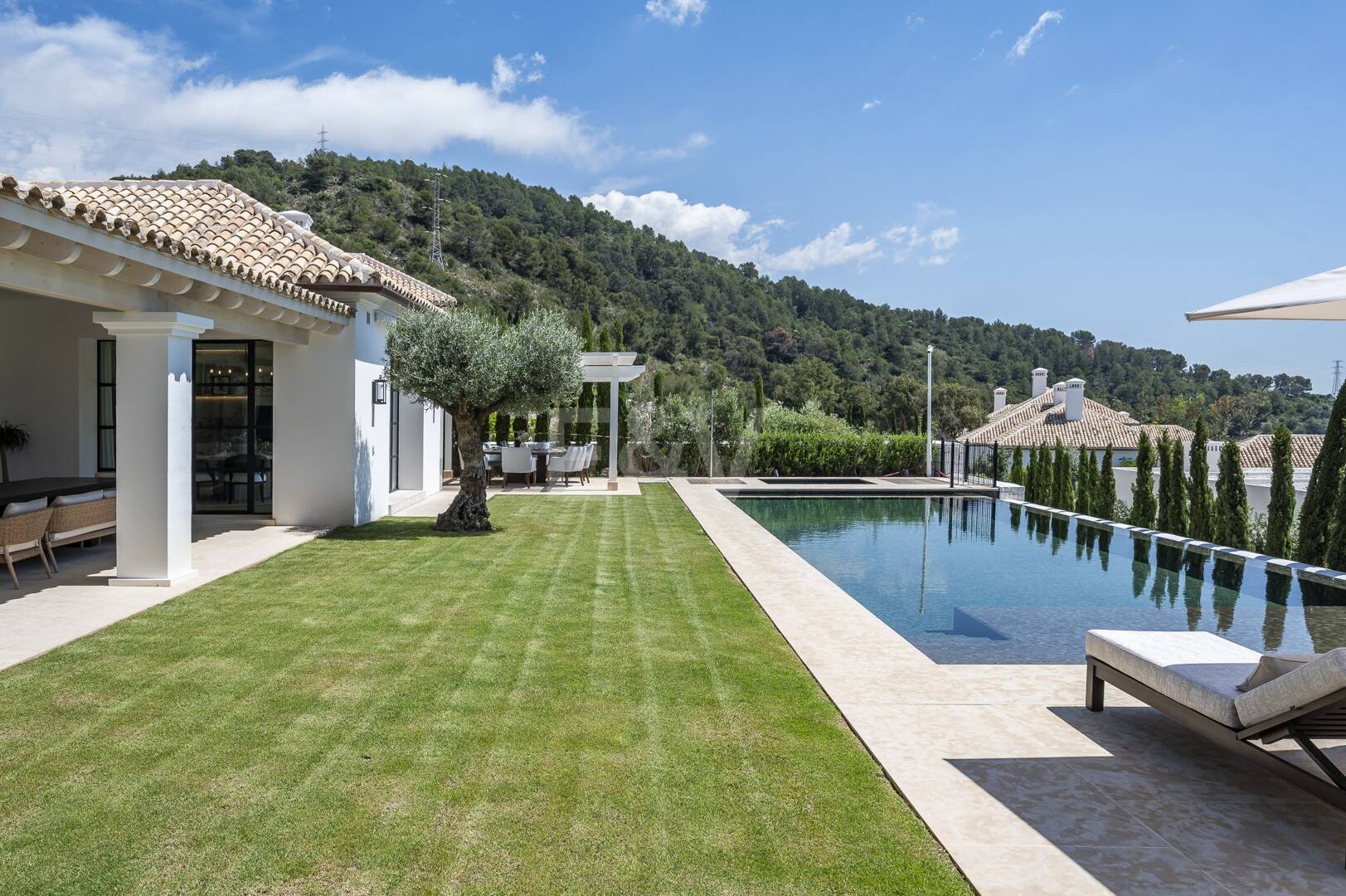 Cascada de Camojan: Modern Classic Jewel with Sea Views