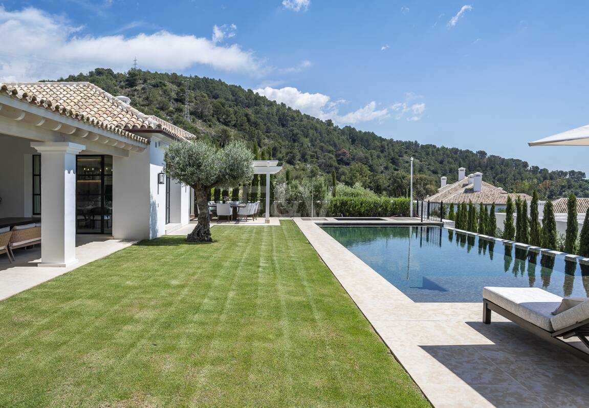 Cascada de Camoján: Modernes klassisches Juwel mit Meerblick
