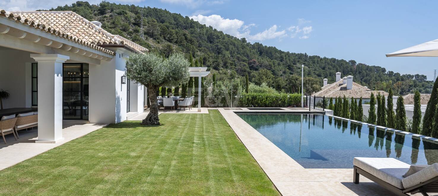 Cascada de Camojan: Modern Classic Jewel with Sea Views