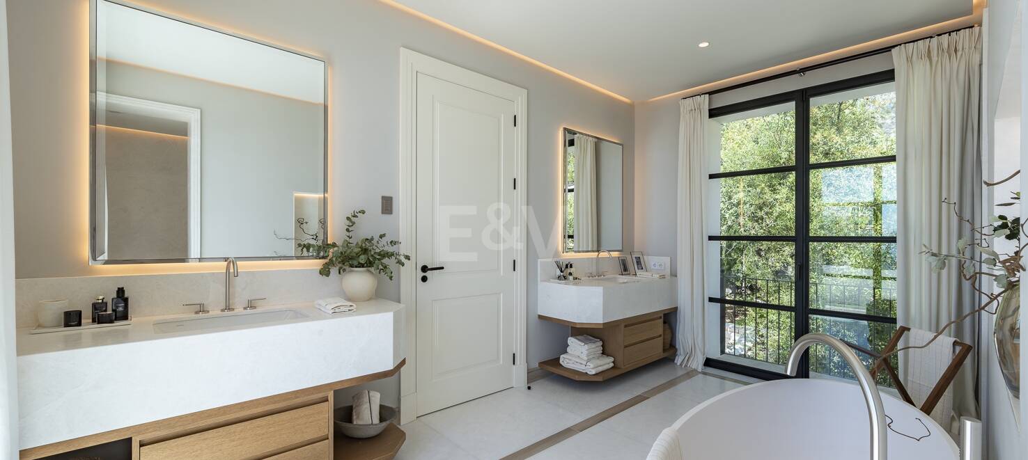 Cascada de Camojan: Modern Classic Jewel with Sea Views