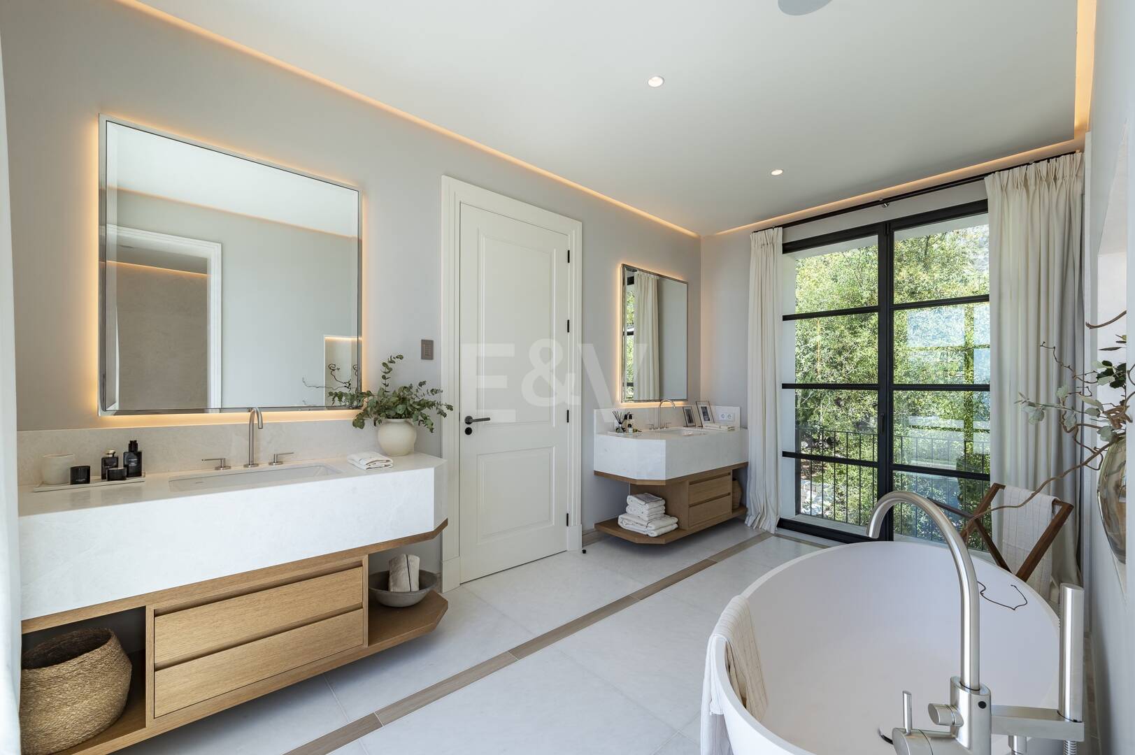 Cascada de Camojan: Modern Classic Jewel with Sea Views