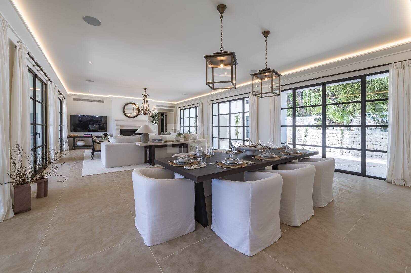 Cascada de Camojan: Modern Classic Jewel with Sea Views