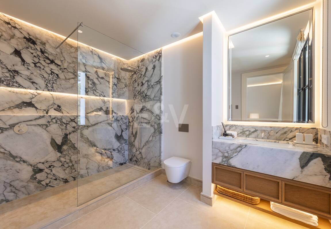 Cascada de Camoján: Modernes klassisches Juwel mit Meerblick