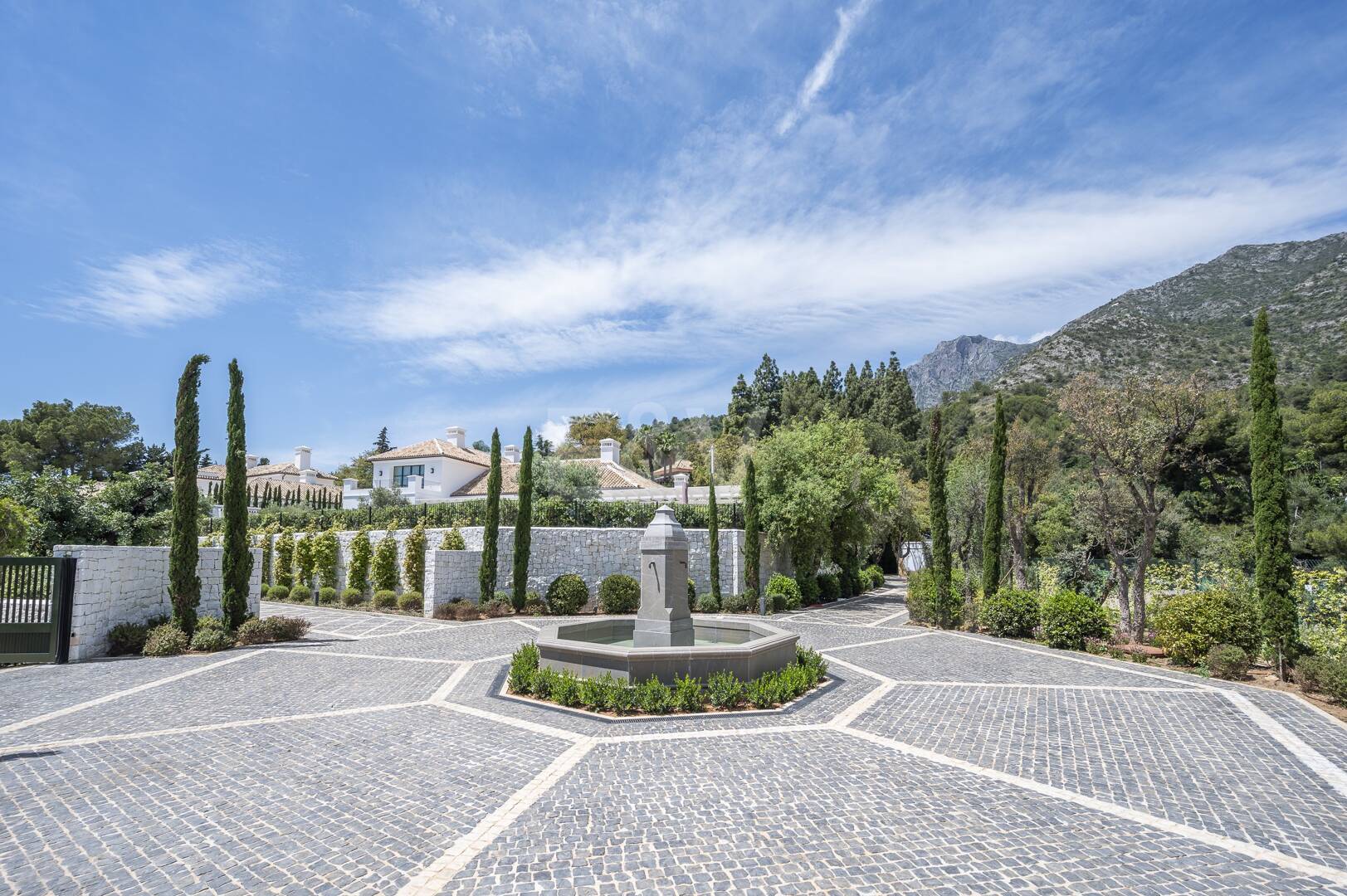 Cascada de Camojan: Modern Classic Jewel with Sea Views