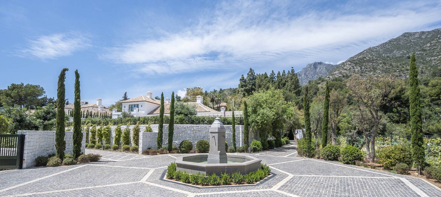 Cascada de Camojan: Modern Classic Jewel with Sea Views