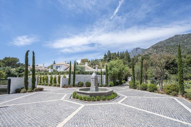 Cascada de Camoján: Modernes klassisches Juwel mit Meerblick