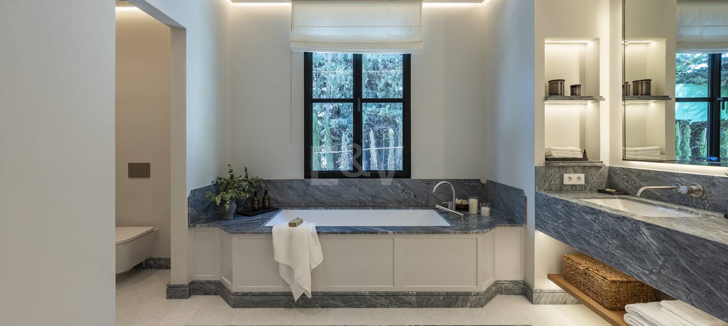 Cascada de Camojan: Modern Classic Jewel with Sea Views