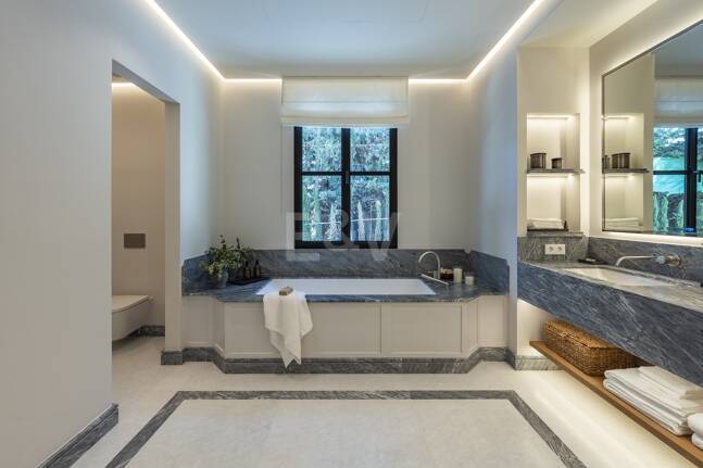 Cascada de Camoján: Modernes klassisches Juwel mit Meerblick