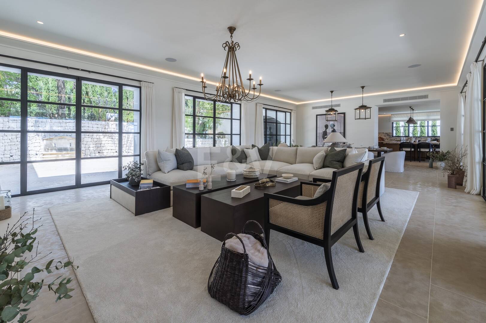 Cascada de Camojan: Modern Classic Jewel with Sea Views