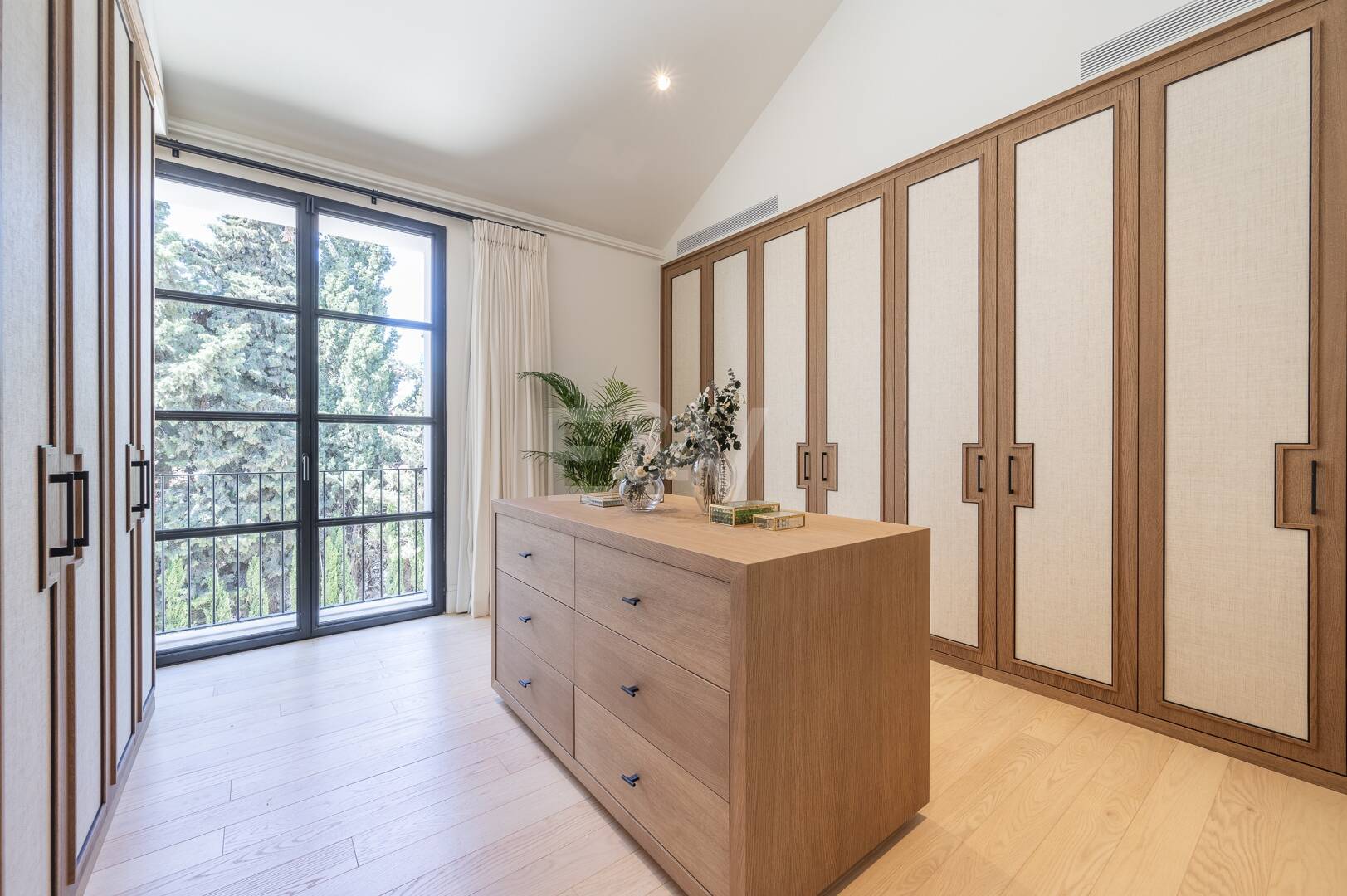 Cascada de Camojan: Modern Classic Jewel with Sea Views