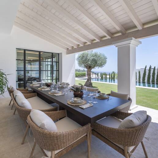 Cascada de Camojan: Modern Classic Jewel with Sea Views
