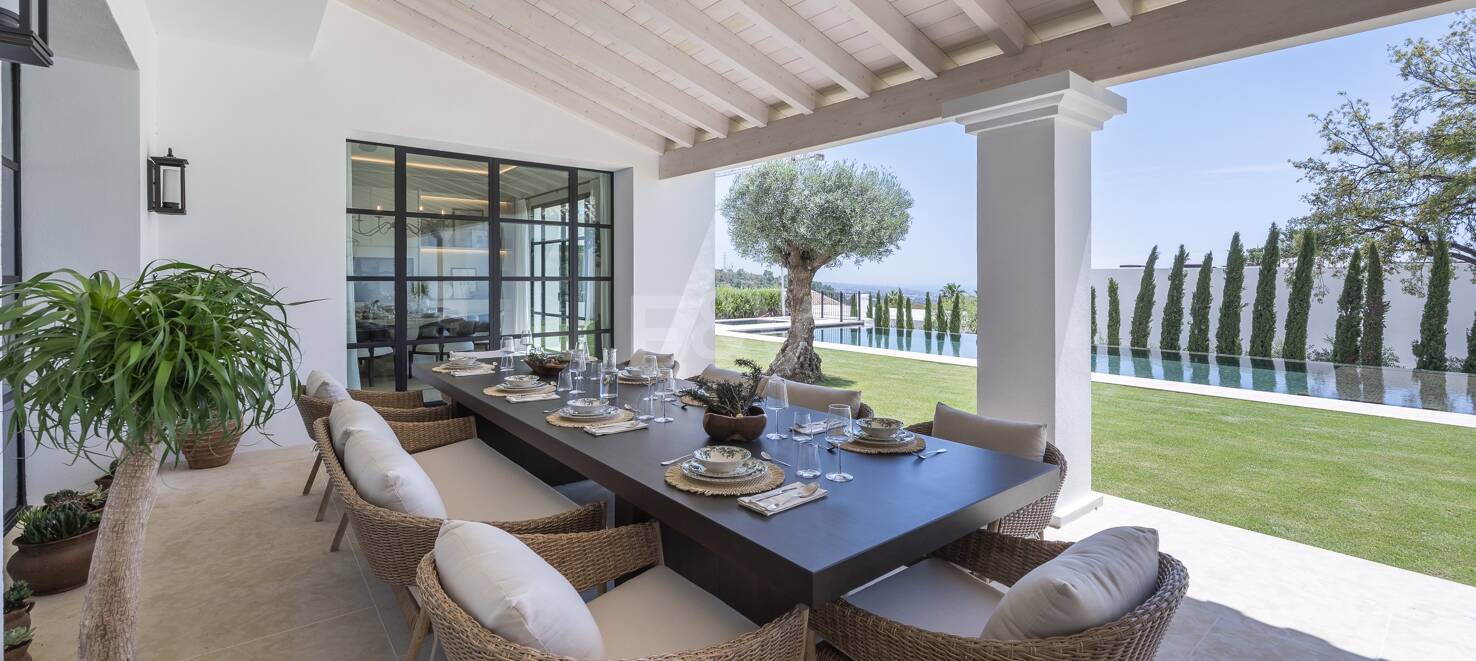 Cascada de Camojan: Modern Classic Jewel with Sea Views