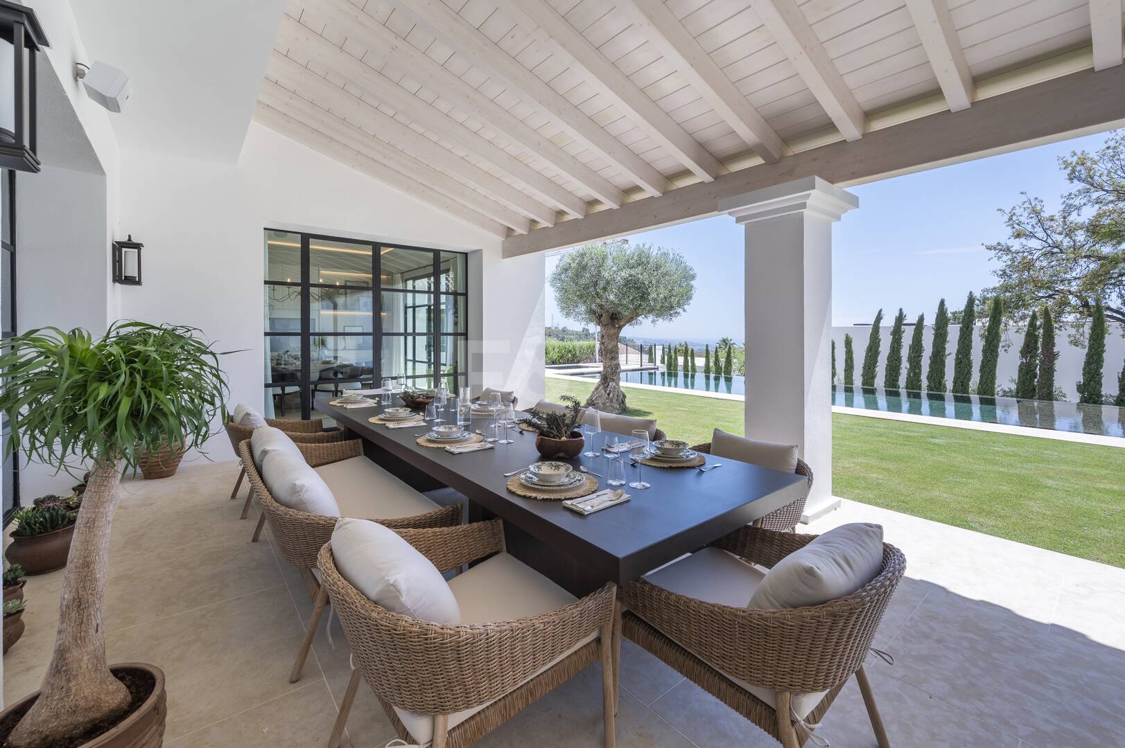 Cascada de Camojan: Modern Classic Jewel with Sea Views