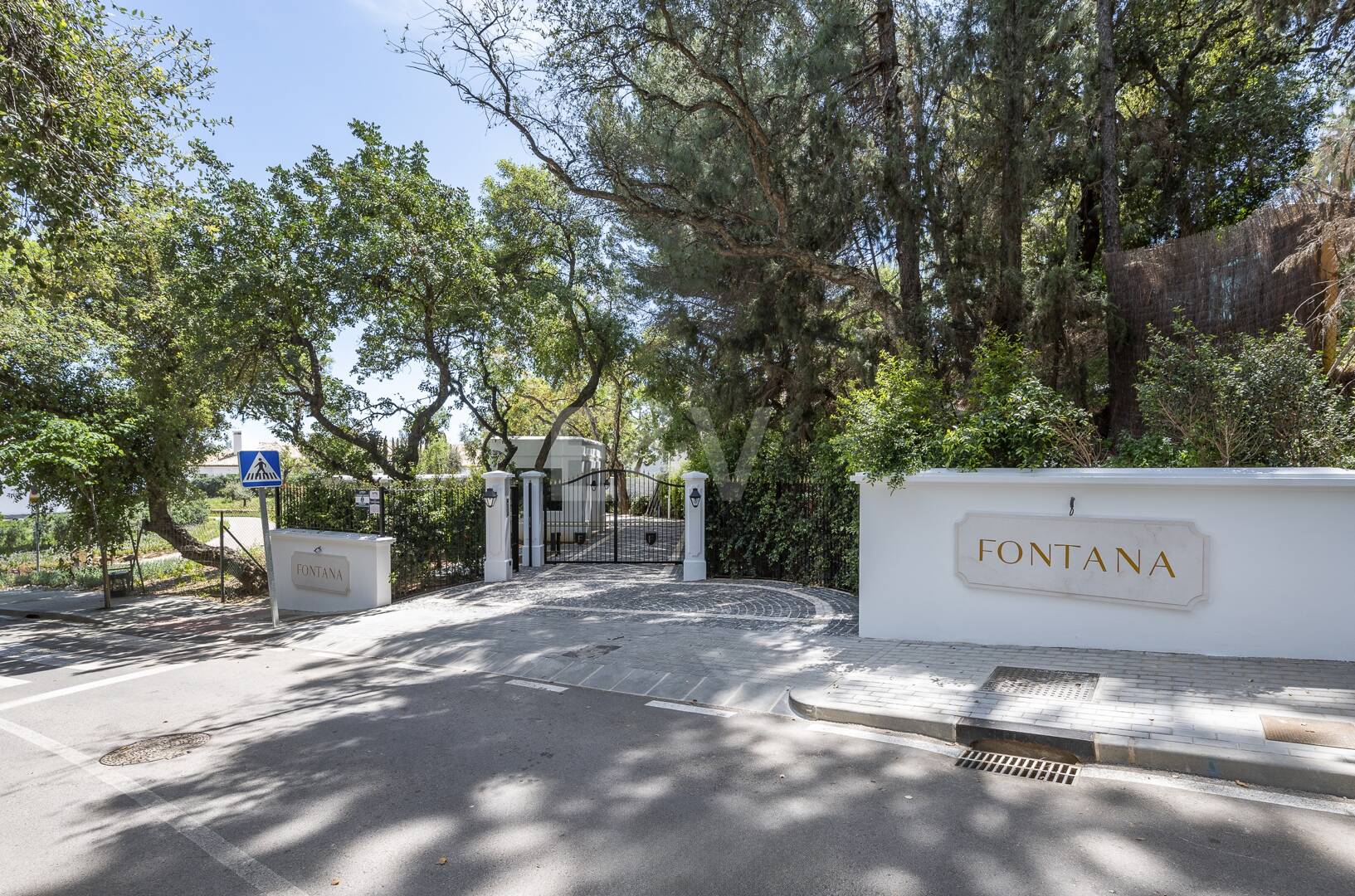 Cascada de Camojan: Modern Classic Jewel with Sea Views