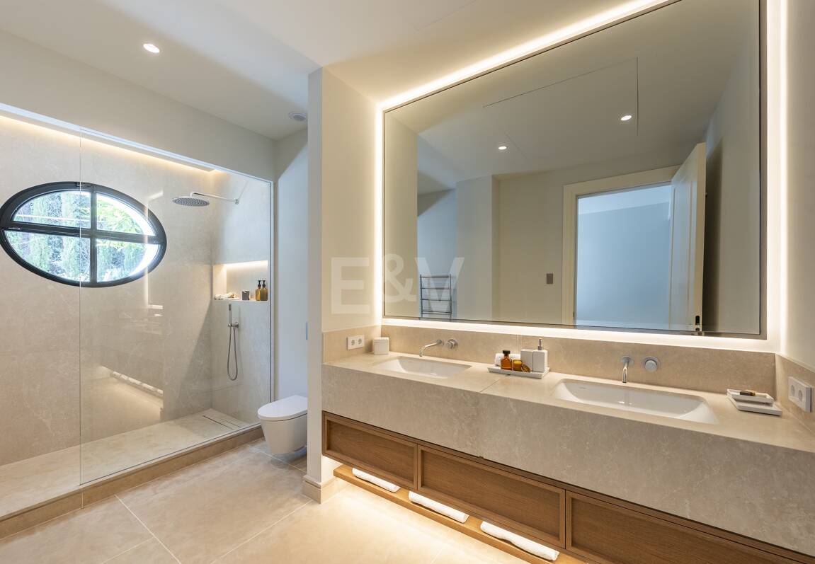 Cascada de Camoján: Modernes klassisches Juwel mit Meerblick