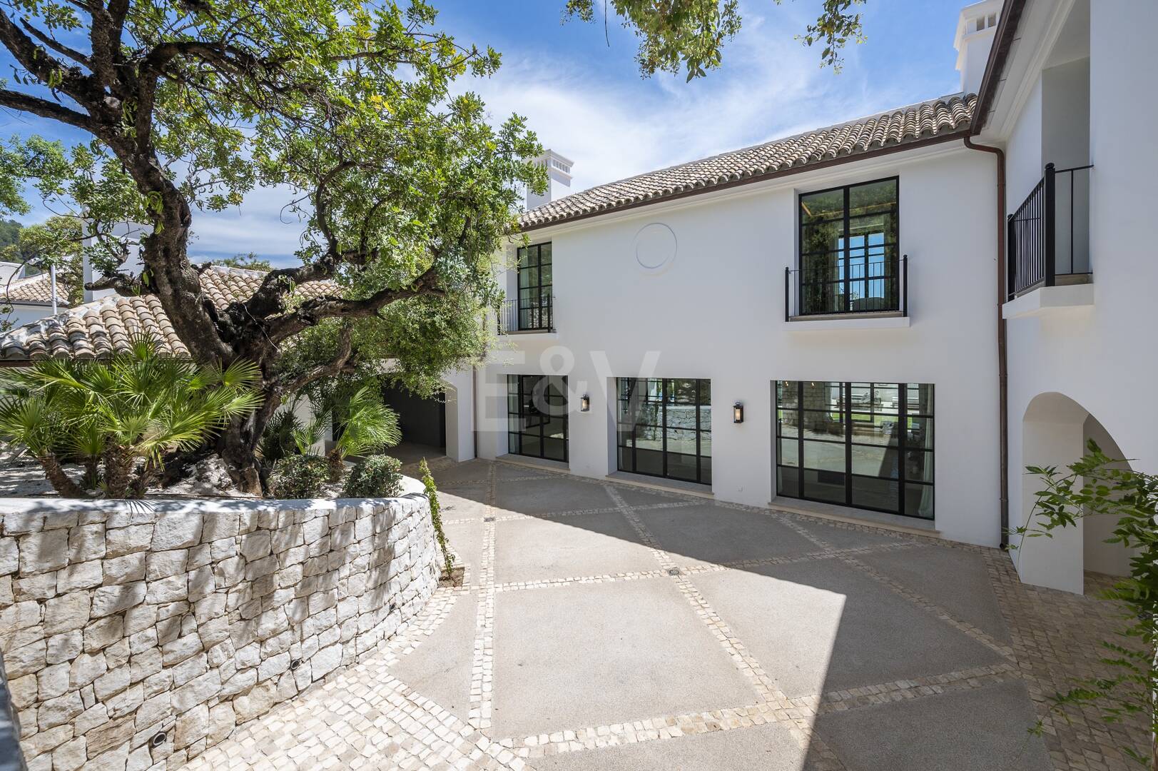 Cascada de Camojan: Modern Classic Jewel with Sea Views