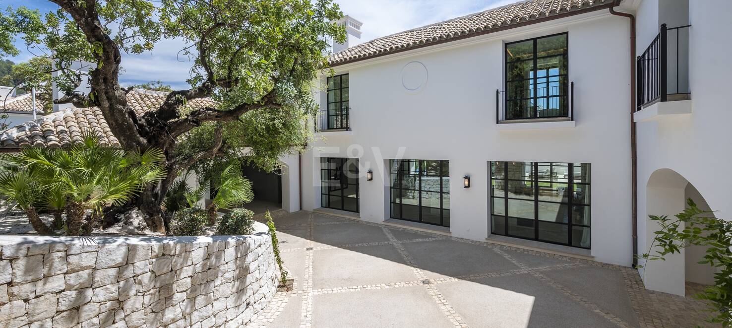 Cascada de Camojan: Modern Classic Jewel with Sea Views