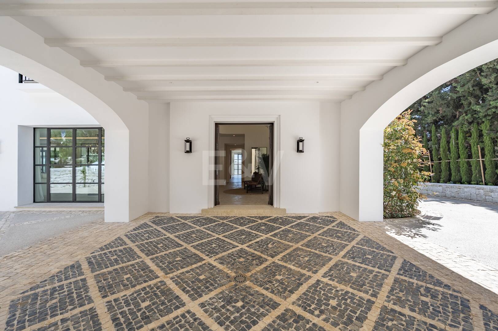 Cascada de Camojan: Modern Classic Jewel with Sea Views