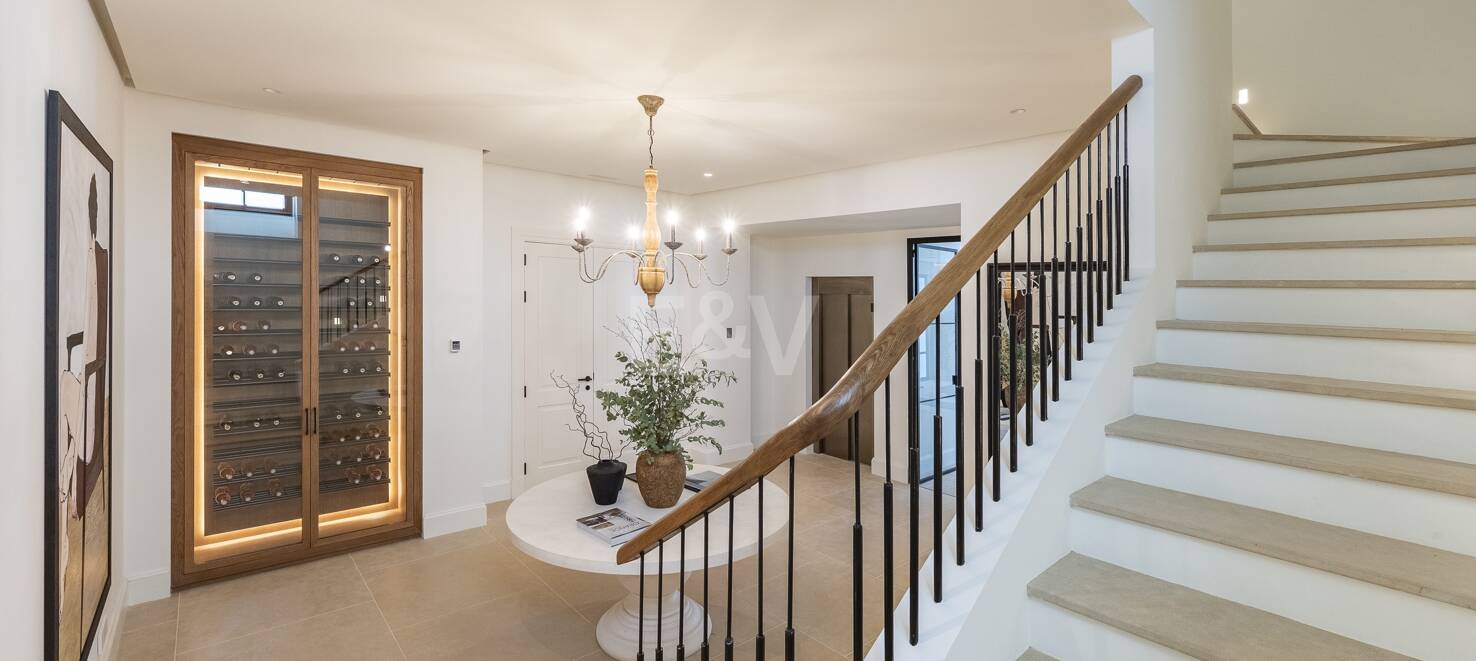 Cascada de Camojan: Modern Classic Jewel with Sea Views