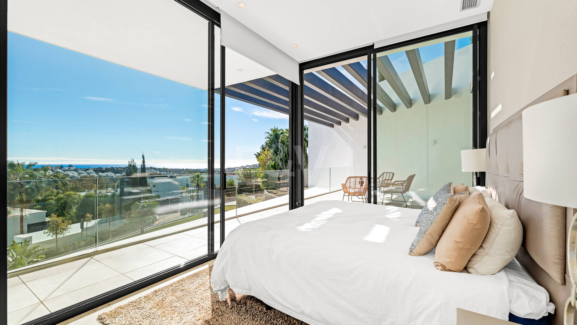 Joyau architectural avec vues dégagées sur la mer et les montagnes