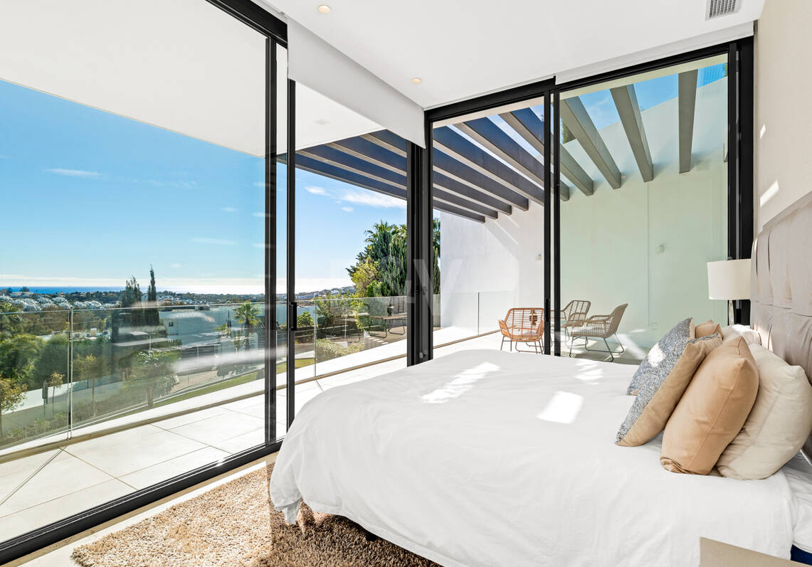 Joyau architectural avec vues dégagées sur la mer et les montagnes