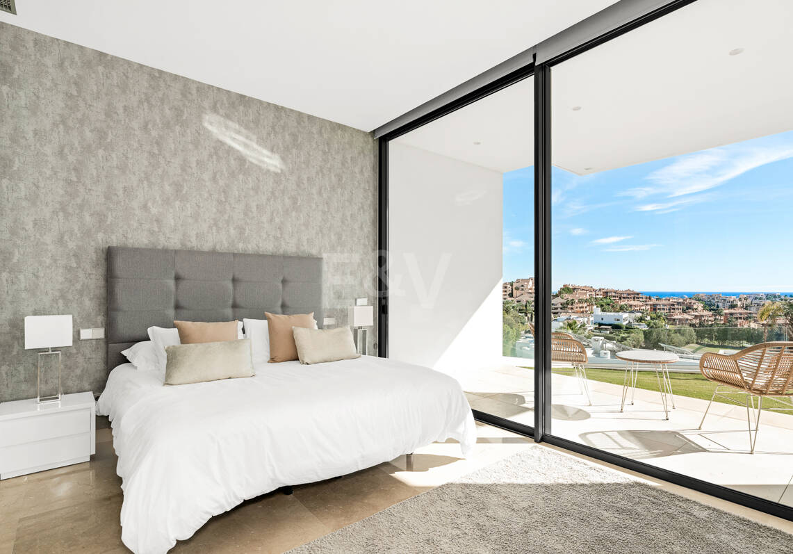 Joyau architectural avec vues dégagées sur la mer et les montagnes