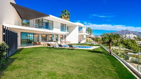 Sophisticated Villa With Panoramic Vistas and Lush Greenery