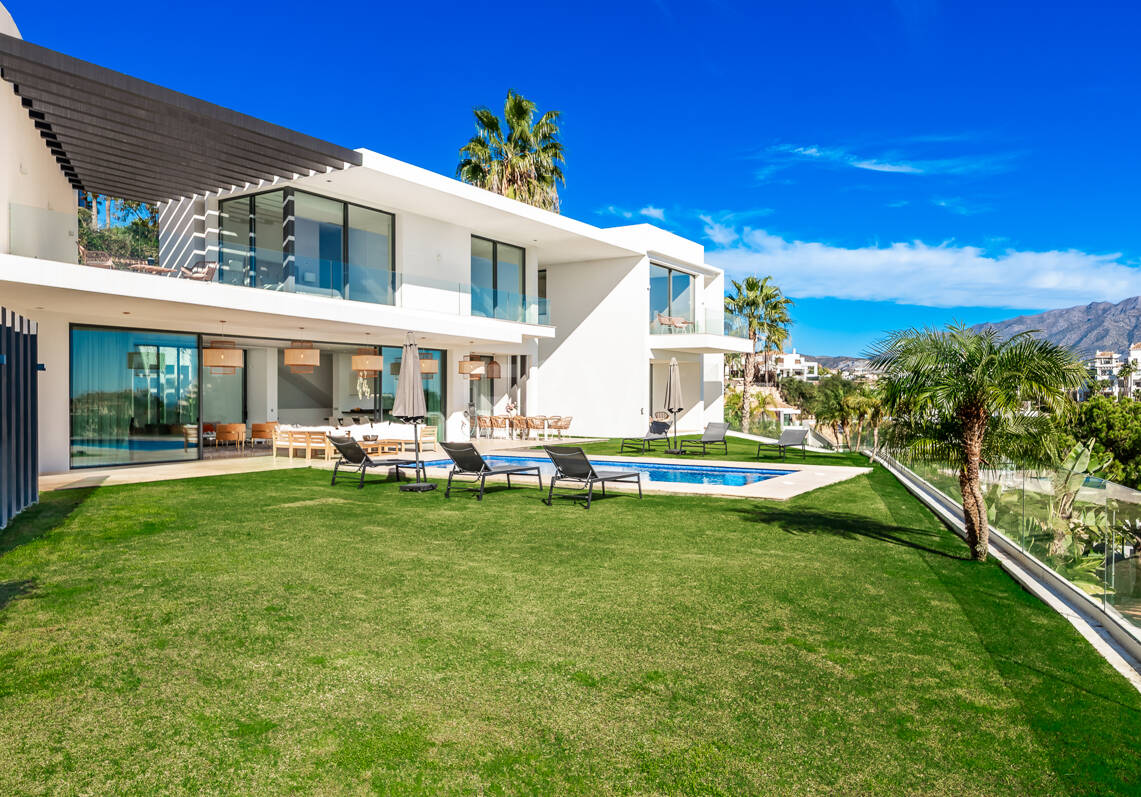 Joyau architectural avec vues dégagées sur la mer et les montagnes