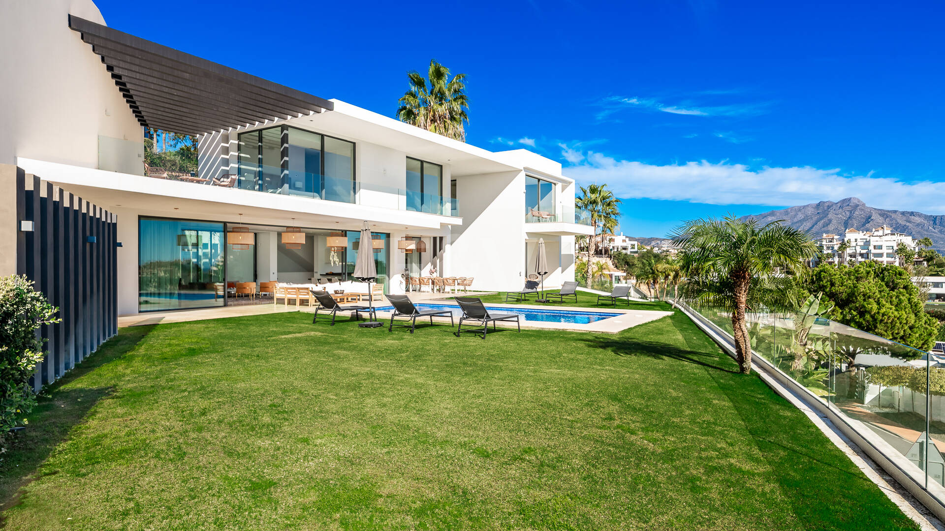 Joyau architectural avec vues dégagées sur la mer et les montagnes