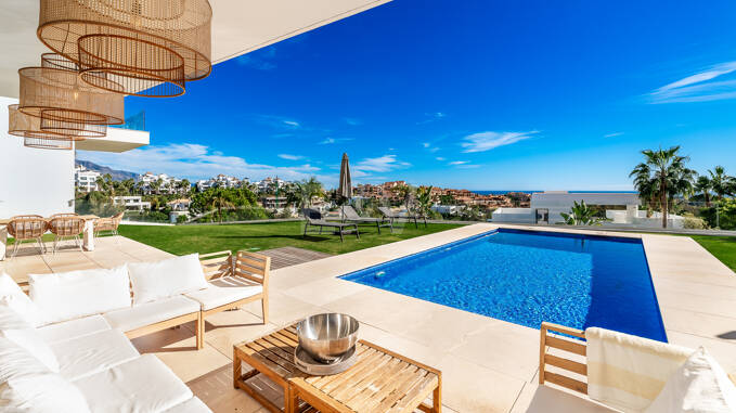 Joyau architectural avec vues dégagées sur la mer et les montagnes