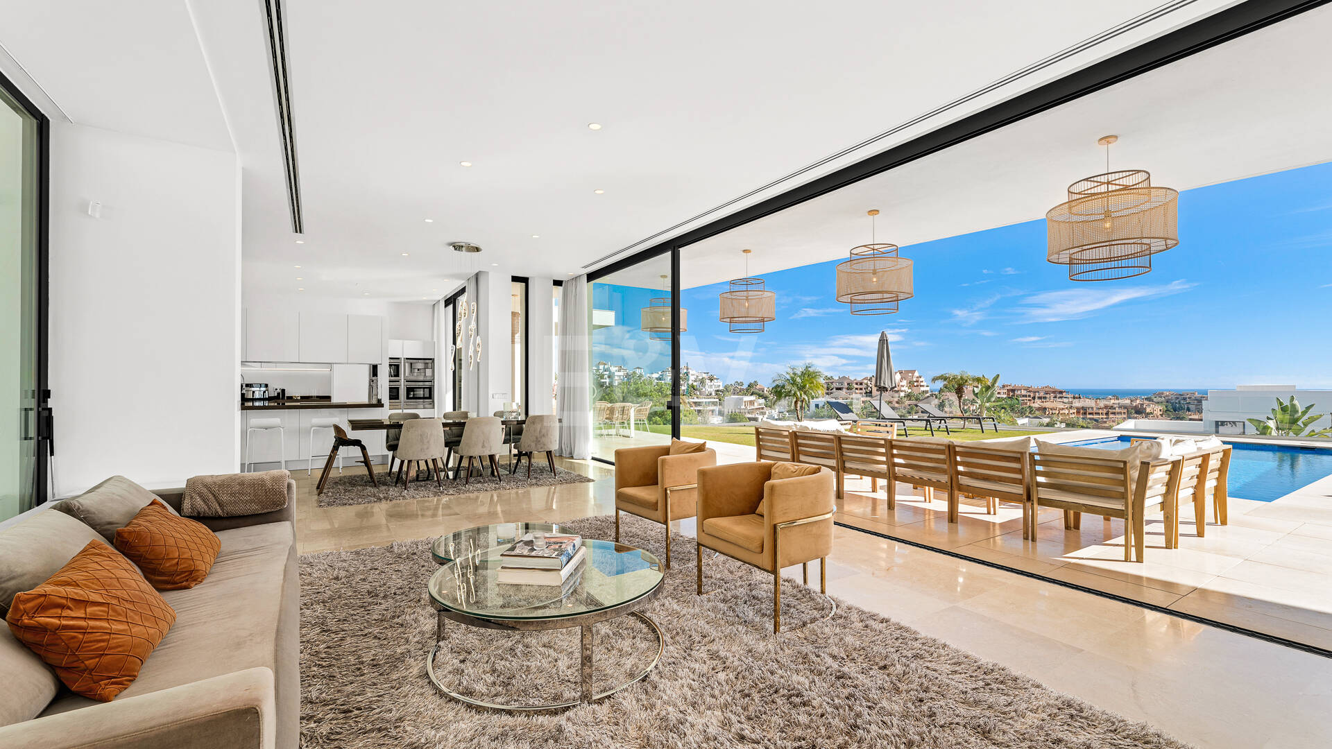 Joyau architectural avec vues dégagées sur la mer et les montagnes