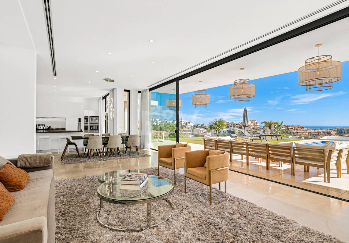 Joyau architectural avec vues dégagées sur la mer et les montagnes