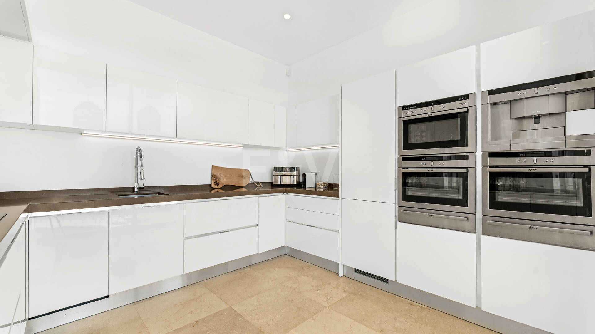 Joyau architectural avec vues dégagées sur la mer et les montagnes