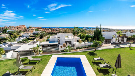 Sophisticated Villa With Panoramic Vistas and Lush Greenery