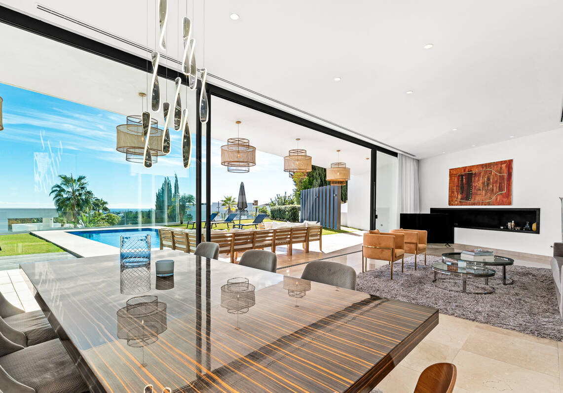 Joyau architectural avec vues dégagées sur la mer et les montagnes