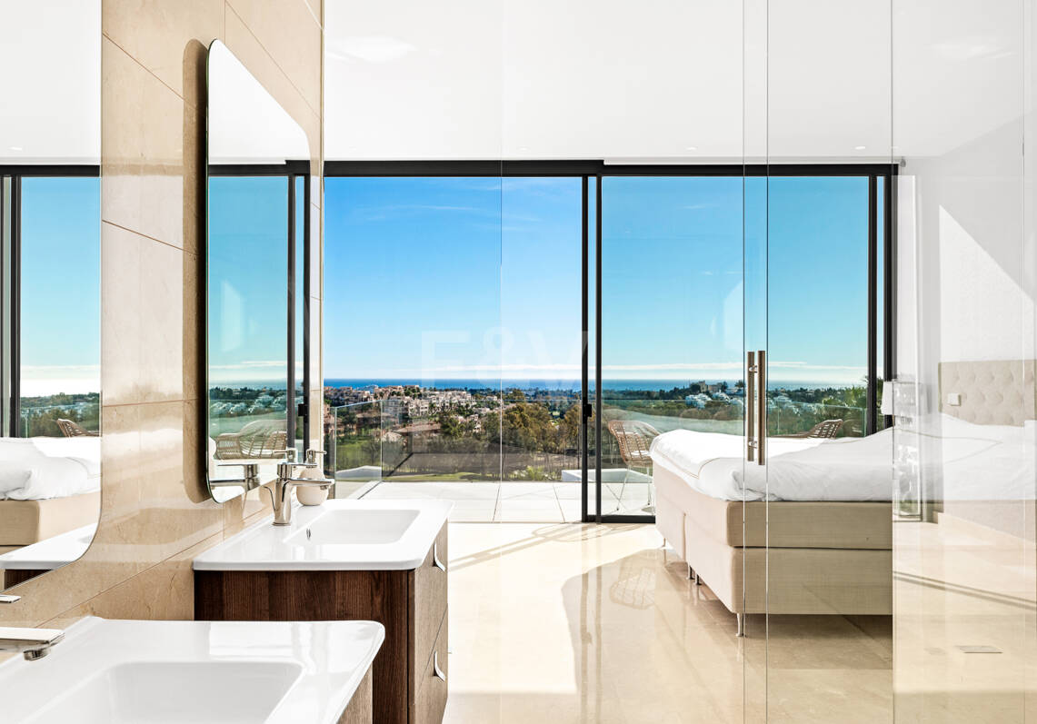 Joyau architectural avec vues dégagées sur la mer et les montagnes